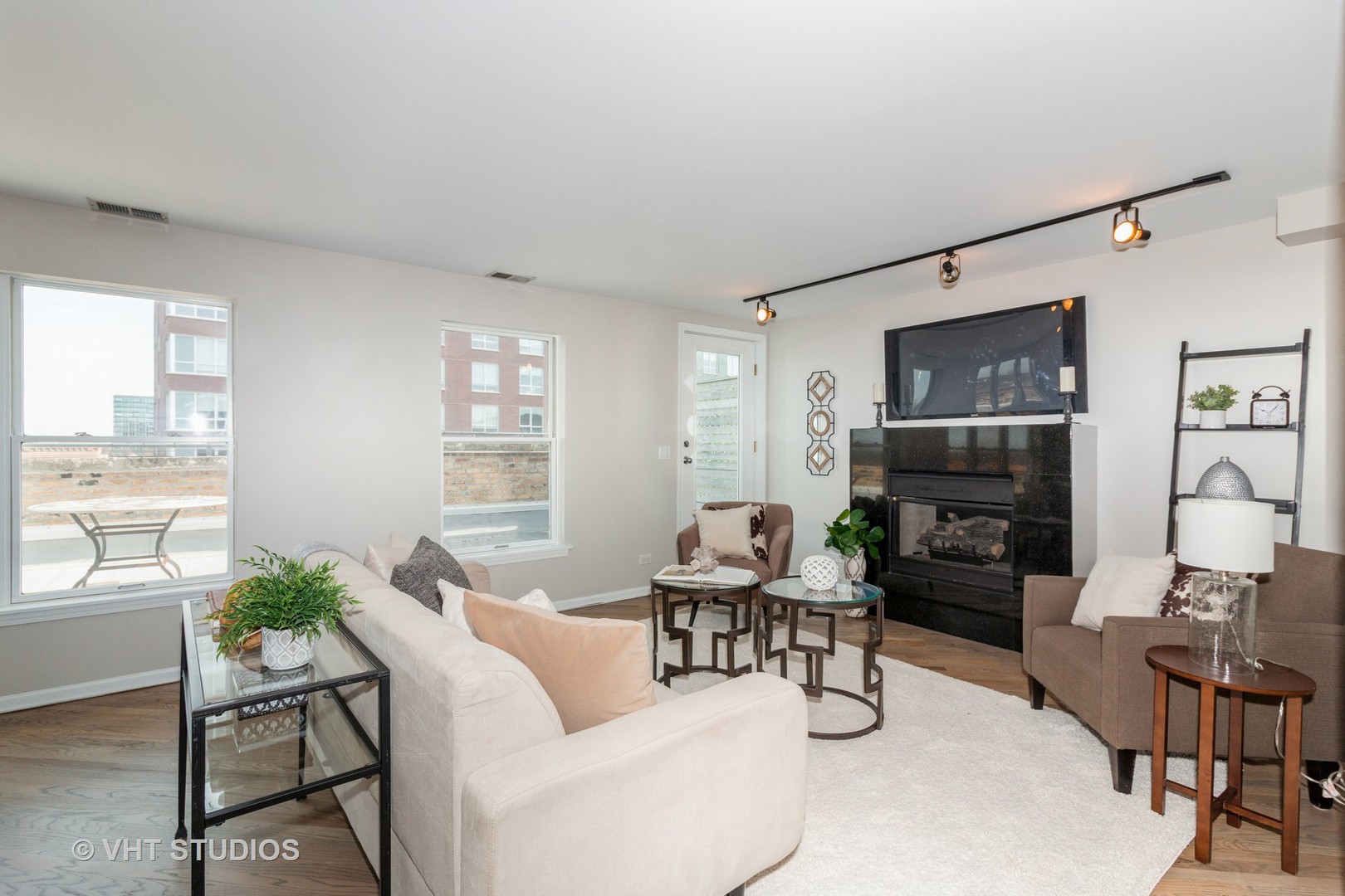 1830 Ridge Avenue, Unit 5C Evanston, IL 60201 - Photo 6 of 11 a living room with furniture