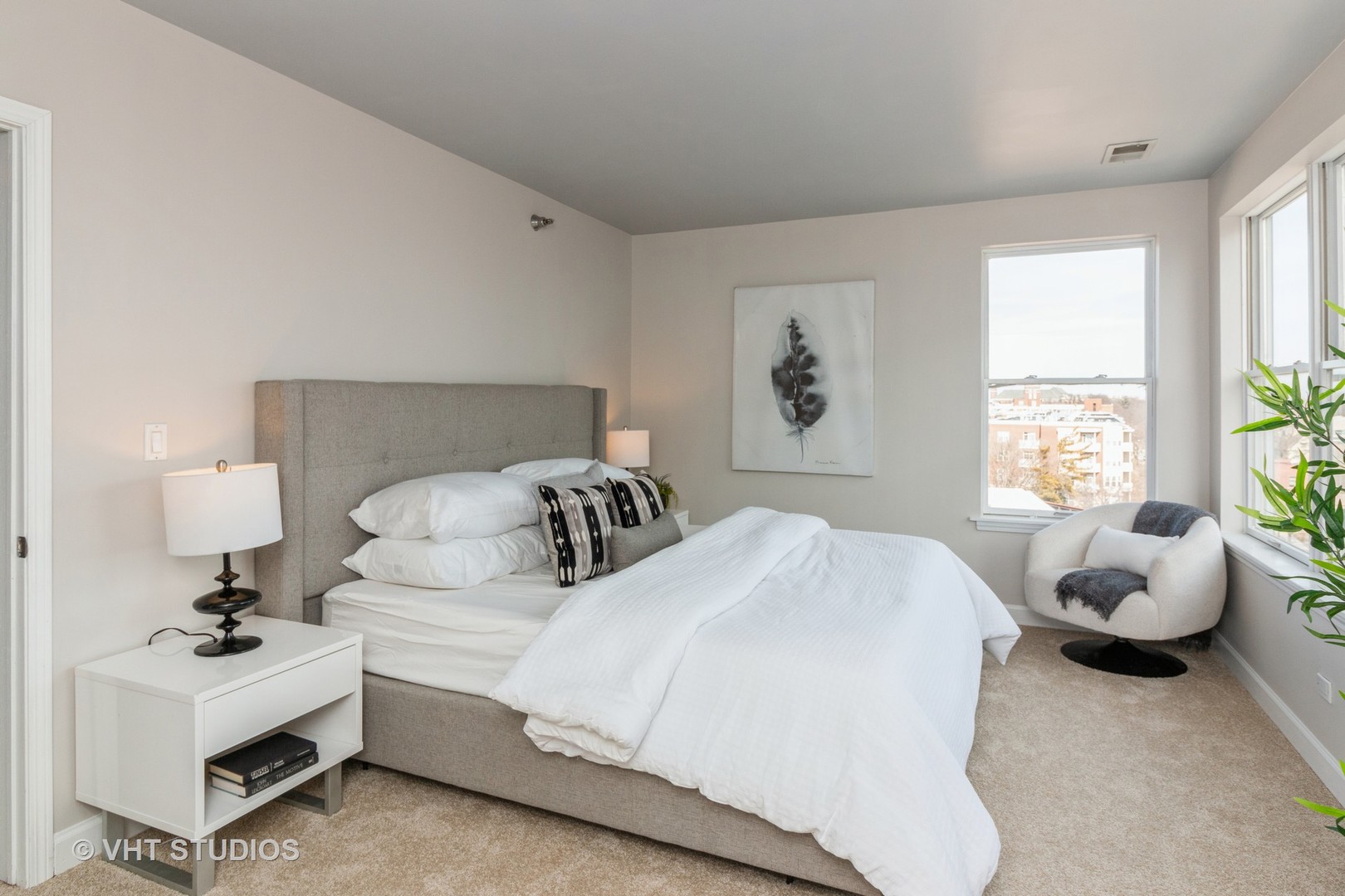 1830 Ridge Avenue, Unit 5C Evanston, IL 60201 - Photo 7 of 11 a bedroom with a bed and a couch