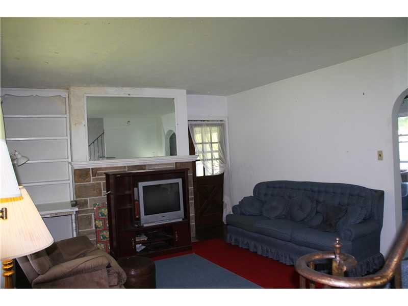 2319 Dellenbaugh Road Tarentum, PA 15084 - Photo 5 of 13 Living Room.