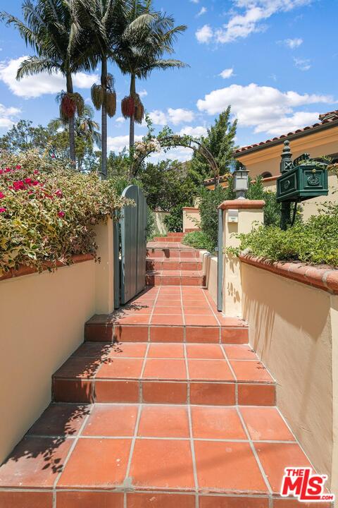 323 9th Street Santa Monica, CA 90402 - Photo 2 of 16 a view of a basket ball ground