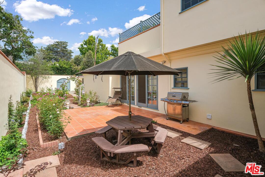 323 9th Street Santa Monica, CA 90402 - Photo 13 of 16 a backyard of a house with seating space