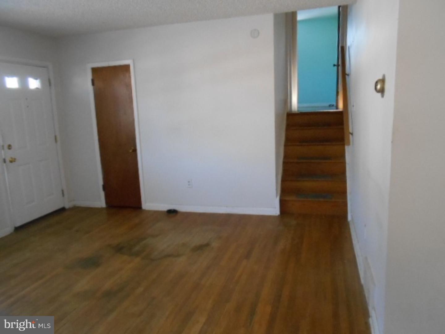 321 Summit Road Media, PA 19063 - Photo 3 of 15 Living Room