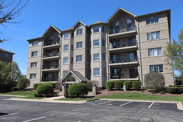 $355,000 | 14160 Sheffield Drive, Unit 404, Homer Glen, IL 60491