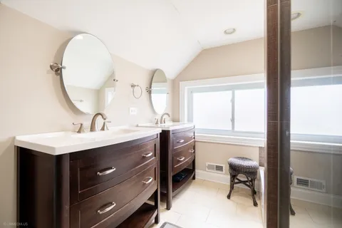 $575,000 | 5052 West Berenice Avenue, Chicago, IL 60641