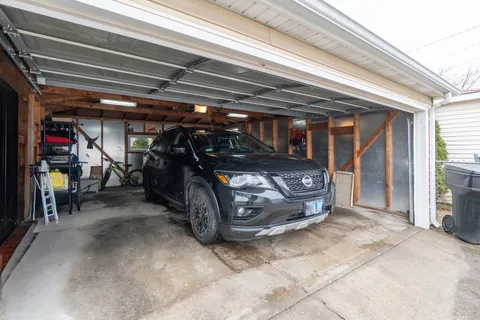 $575,000 | 5052 West Berenice Avenue, Chicago, IL 60641