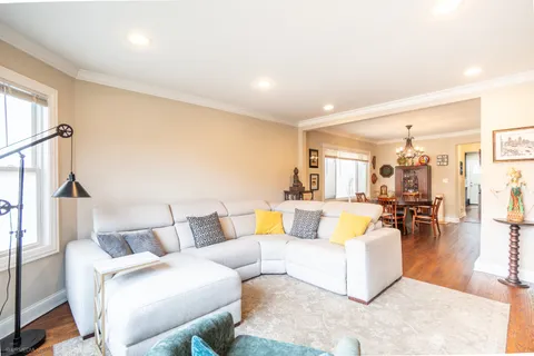 $575,000 | 5052 West Berenice Avenue, Chicago, IL 60641