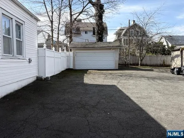 a view of a entrance gate of the house
