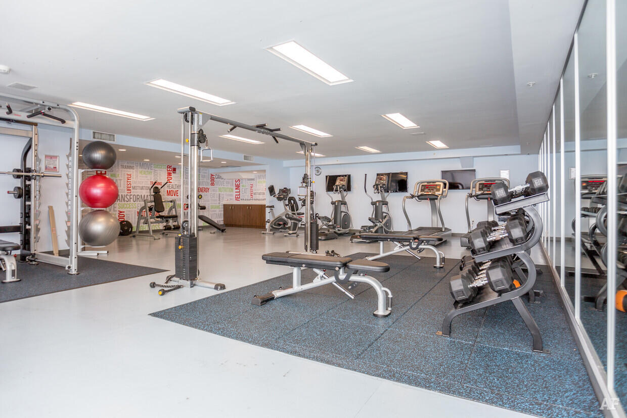 410 Evernia Street, Unit 519 West Palm Beach, FL 33401 - Photo 24 of 27 a view of a room with gym equipment