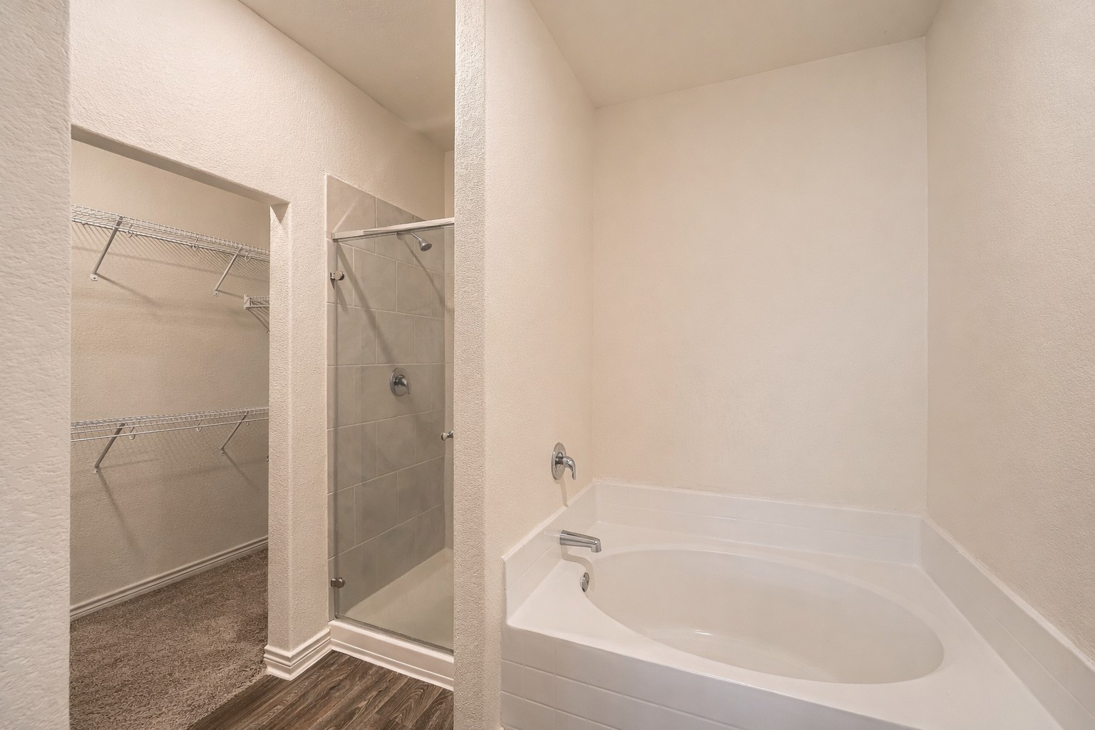 14513 Prairie Sod Lane Elgin, TX 78621 - Photo 19 of 36 a bathroom with a bathtub