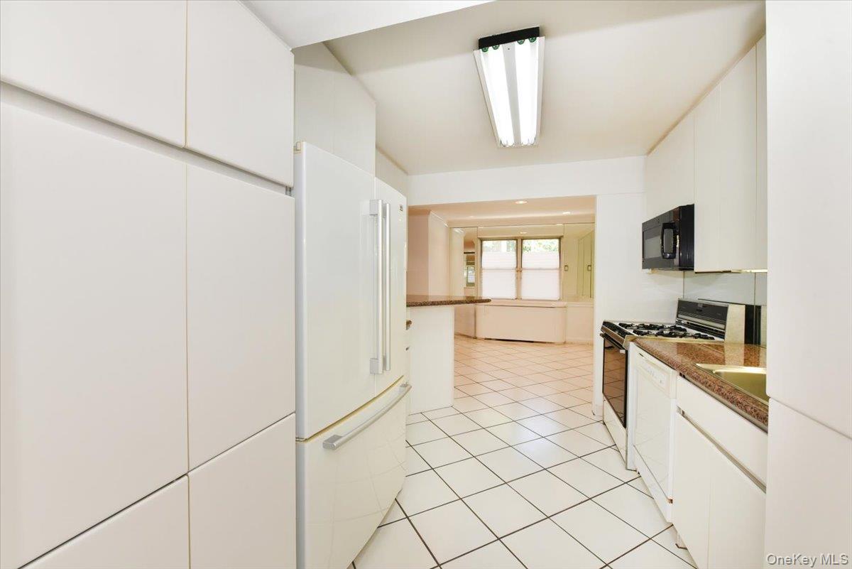 180 South Middle Neck Road, Unit 1J Great Neck, NY 11021 - Photo 24 of 39 Kitchen
