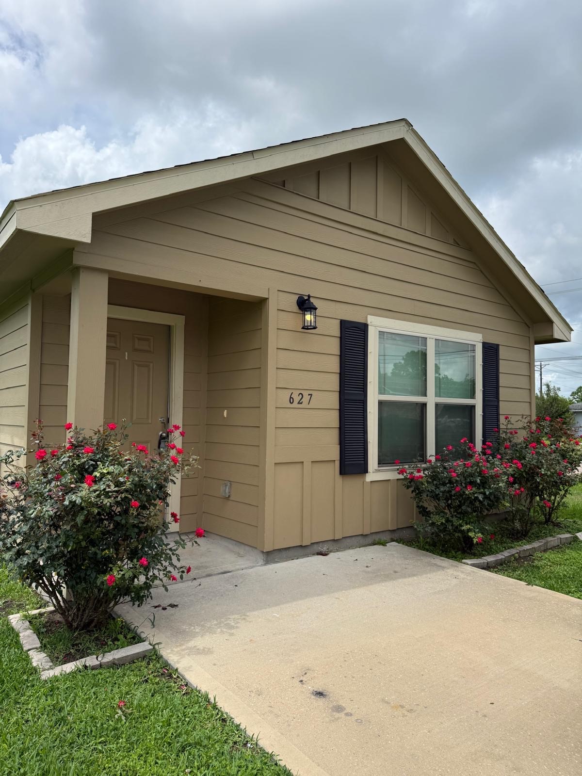 627 West Live Oak Street Angleton, TX 77515 - Photo 2 of 17