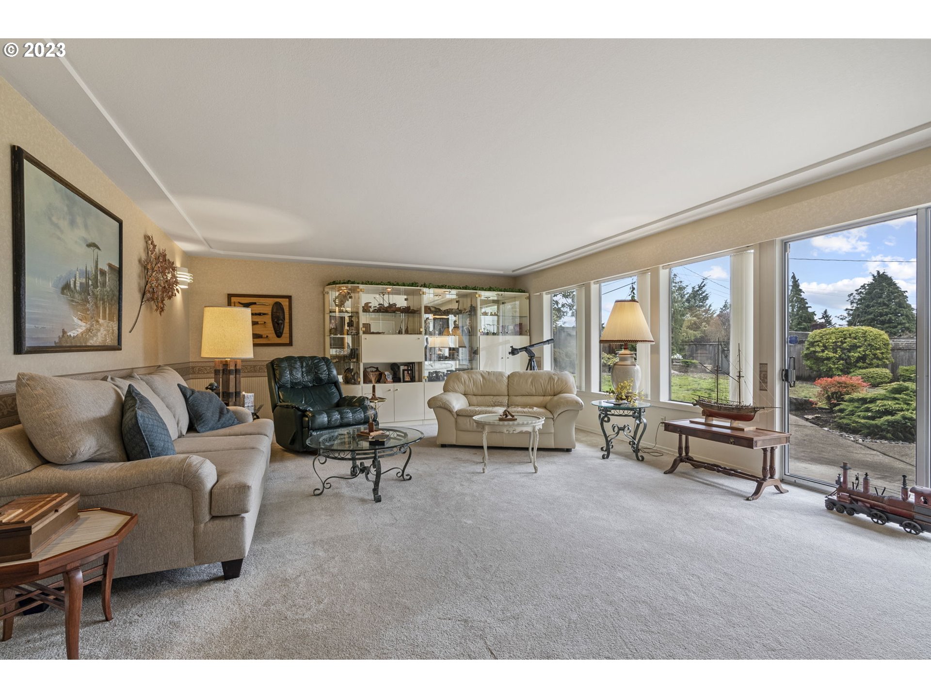 2217 Cascade Way Longview, WA 98632 - Photo 22 of 32 a living room with furniture and a large window