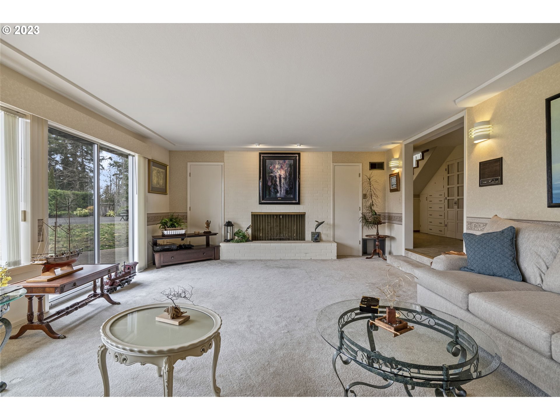 2217 Cascade Way Longview, WA 98632 - Photo 23 of 32 a living room with furniture and a wooden floor