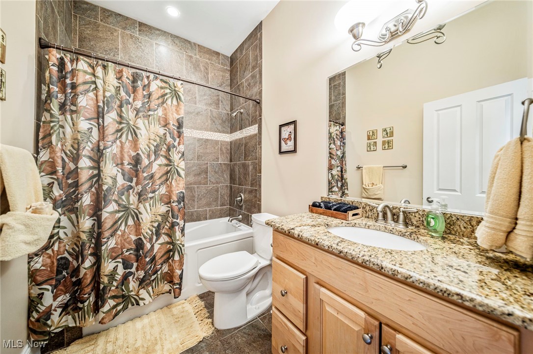 4699 Lake Road, Unit 401 Geneva, OH 44041 - Photo 23 of 36 Guest bathroom