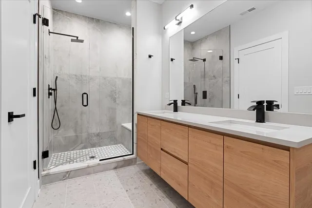 $600,000 | 3653 West Barry Avenue, Unit 1E, Chicago, IL 60618