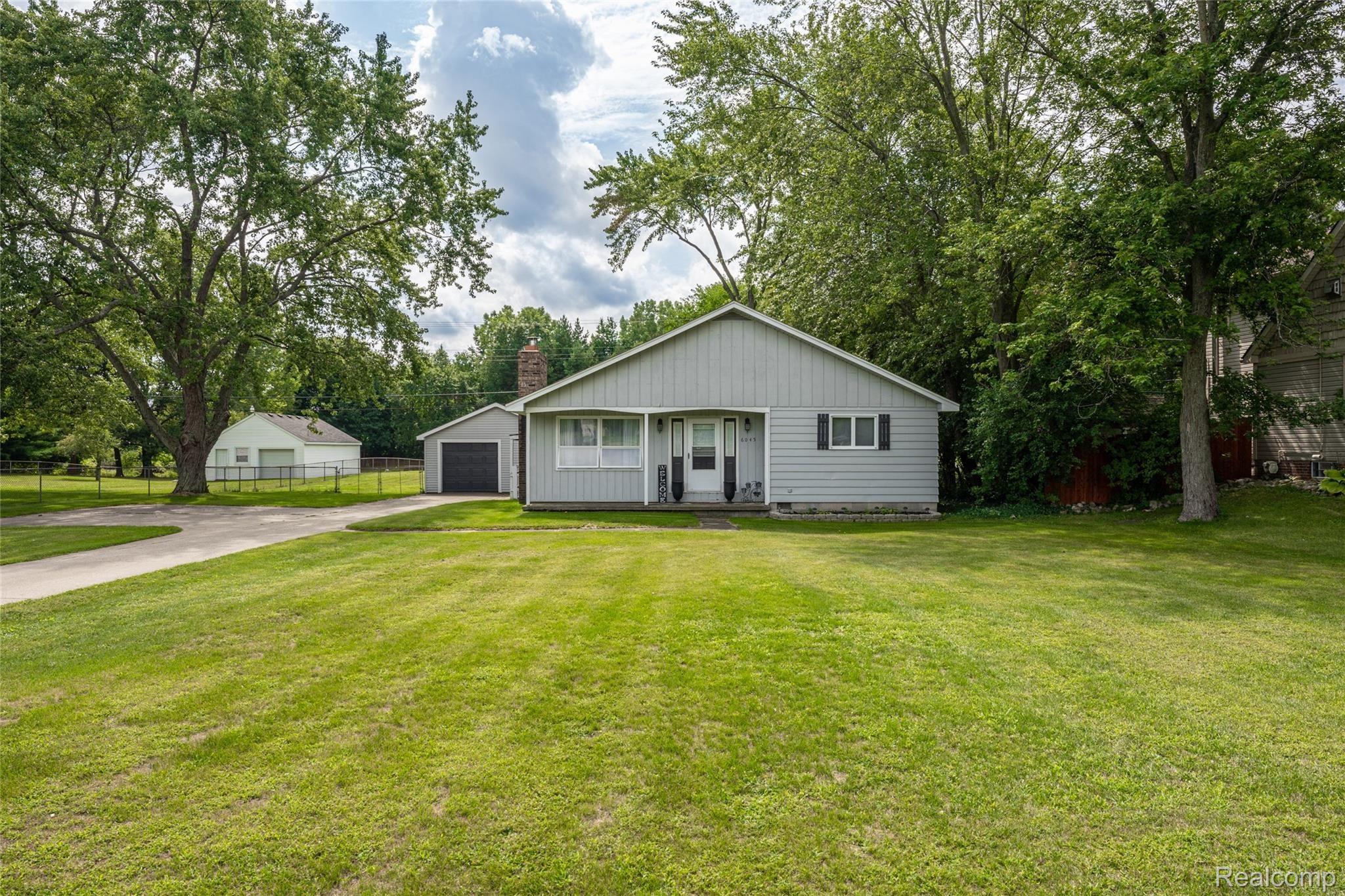 6045 Hatchery Road Waterford, MI 48327 - Photo 3 of 20 6045 hatchery road waterford.jpg