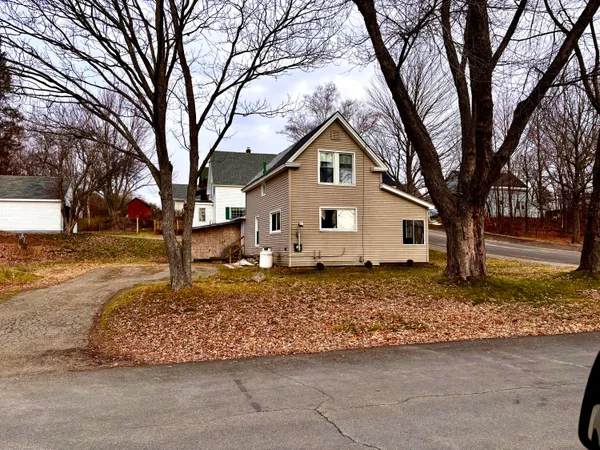 $139,000 | 8 Western Avenue, East Millinocket, ME 04430