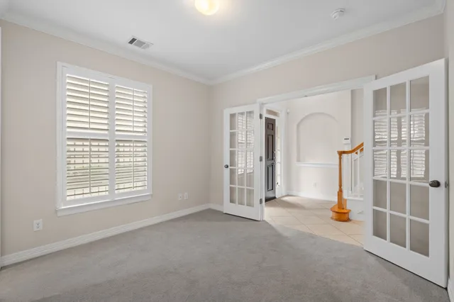 a view of empty room with large window