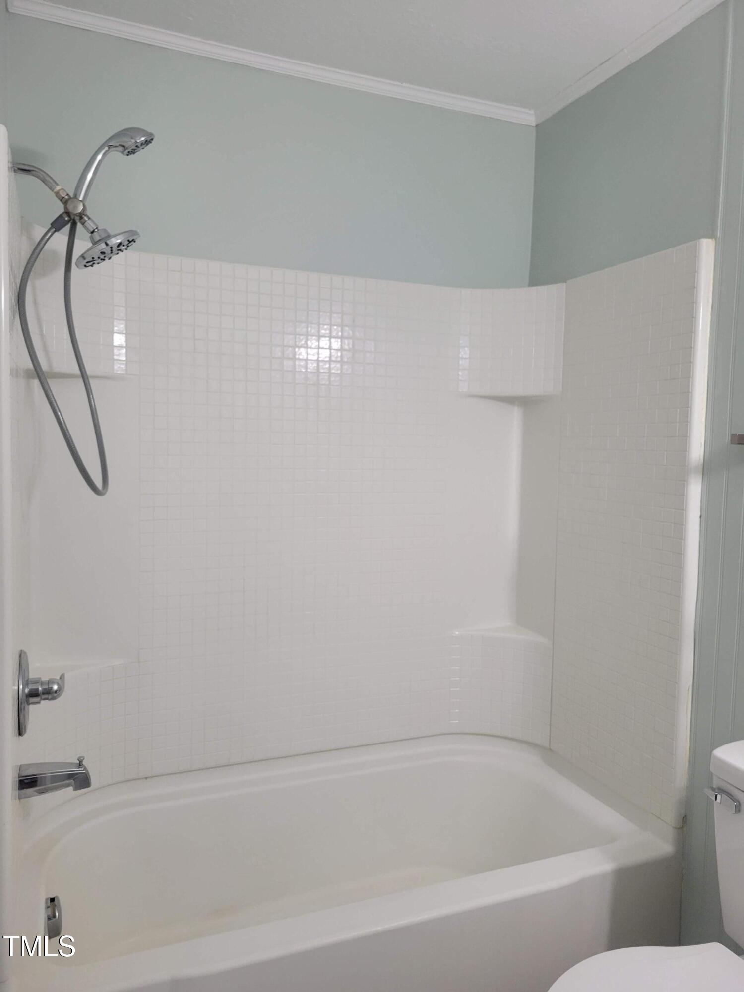 411 West Raleigh Street Siler City, NC 27344 - Photo 13 of 33 a bathroom with a bathtub