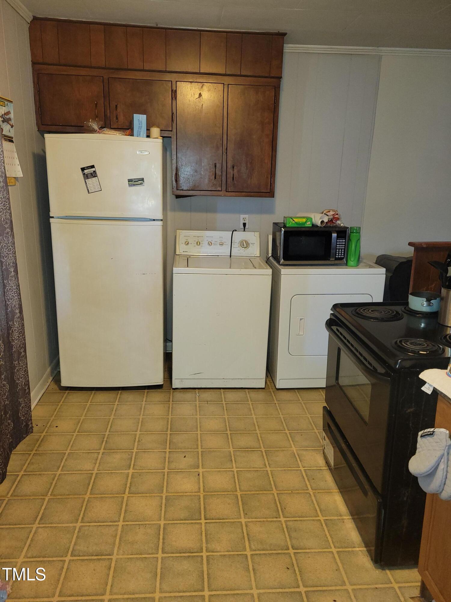 411 West Raleigh Street Siler City, NC 27344 - Photo 22 of 33 a utility room with washer and dryer