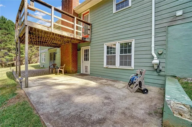 a view of a house with backyard