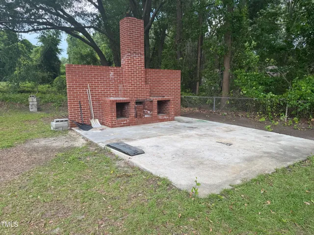 a view of a house with backyard and garden