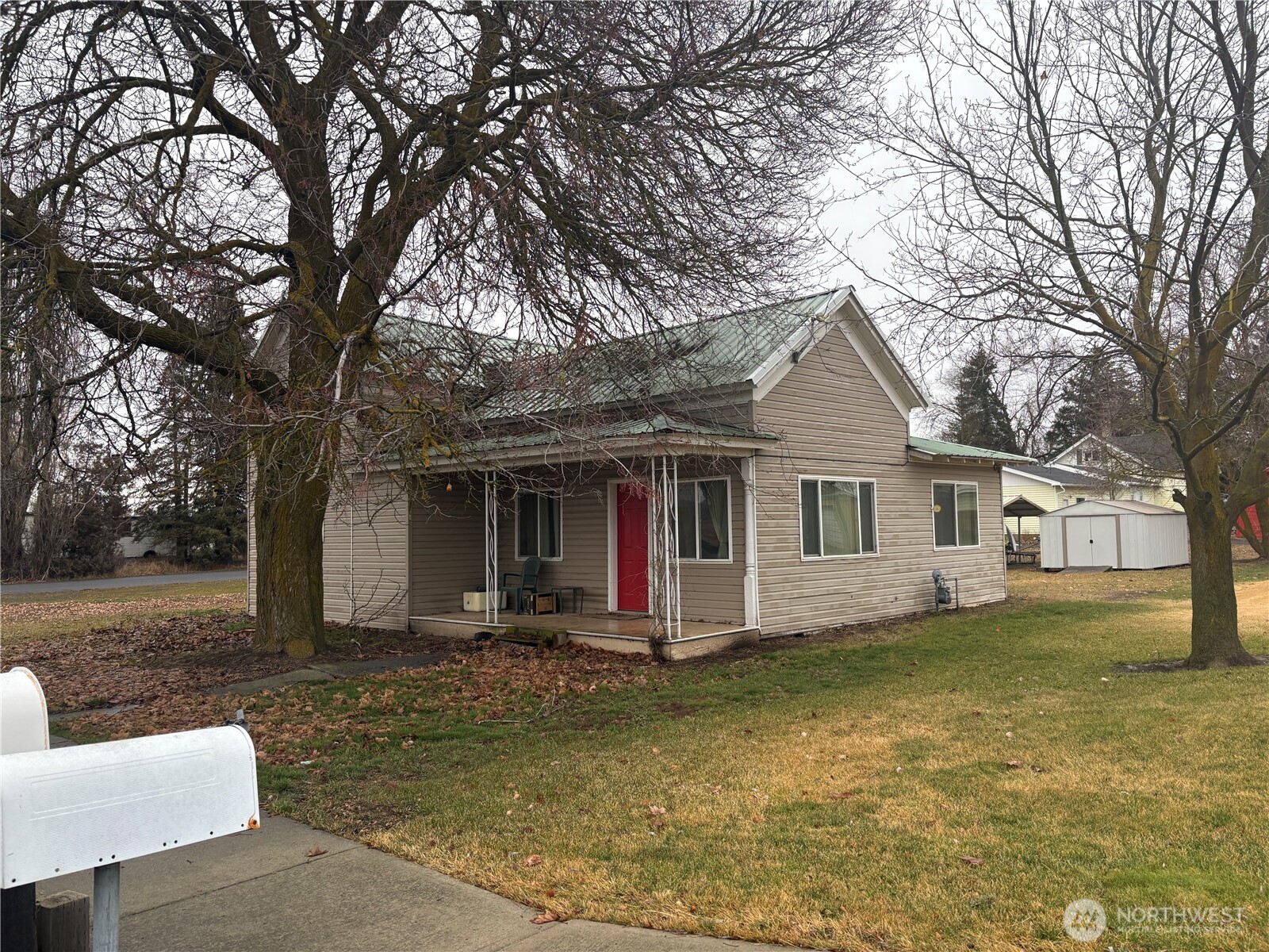 208 North 3rd Street Harrington, WA 99134 - Photo 4 of 16 front view of a house with a yard