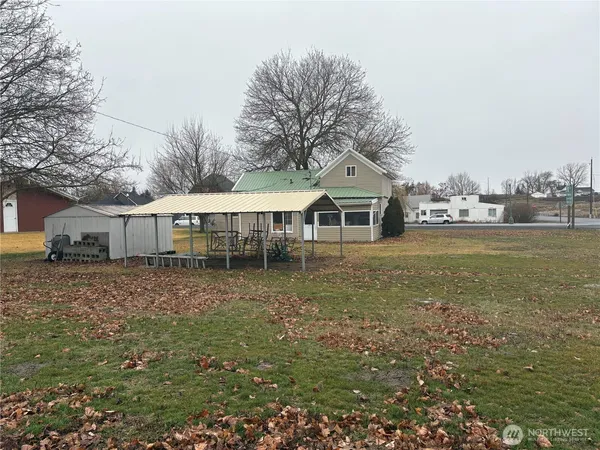a view of a house with a yard
