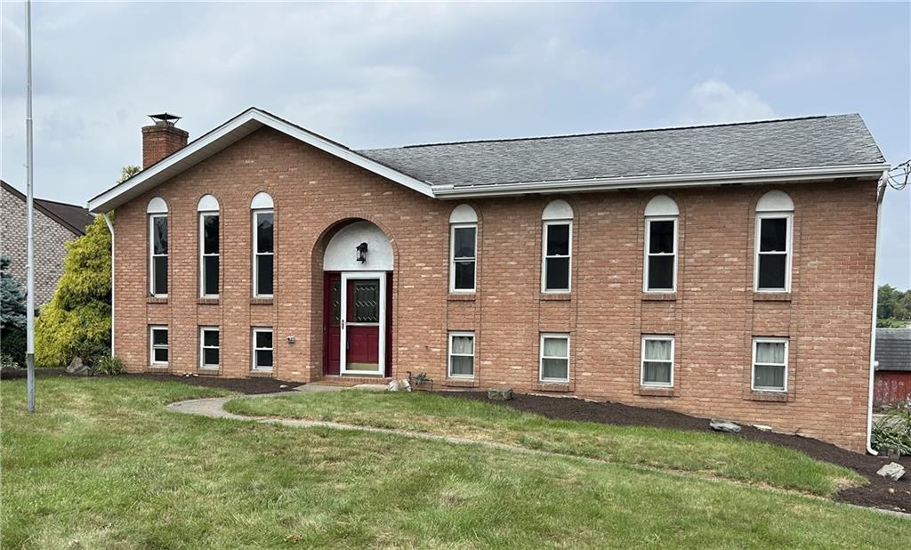 a view of a house with a yard