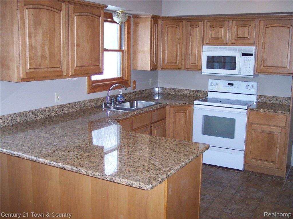 1175 Baker Road Fenton, MI 48430 - Photo 5 of 16 Granite Kitchen with Maple Cabin