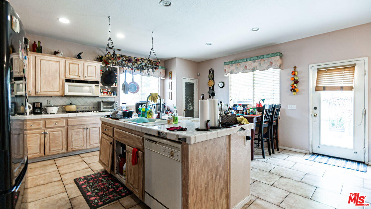 12590 Mango Lane Riverside, CA 92503 - Photo 8 of 46