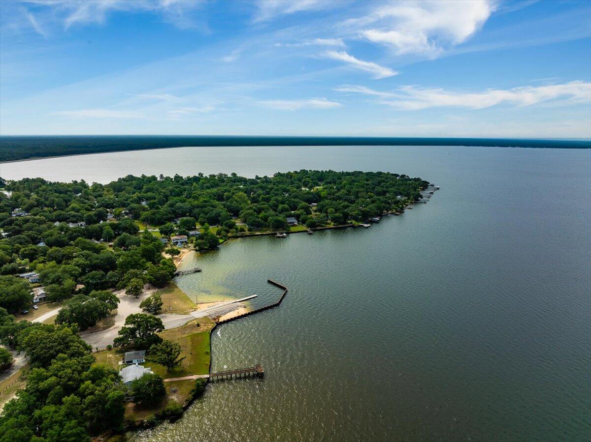 8 minutes from Lake Moultrie
