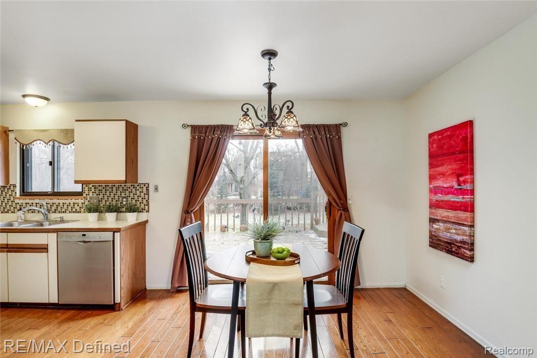 705 Kentucky Drive Rochester, MI 48307 - Photo 12 of 24 Dining Room, Hardwood, Slider to Deck
