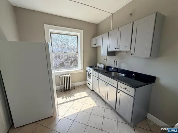 $1,400 | 16 Irving Street, Unit C6, Newark, NJ 07104