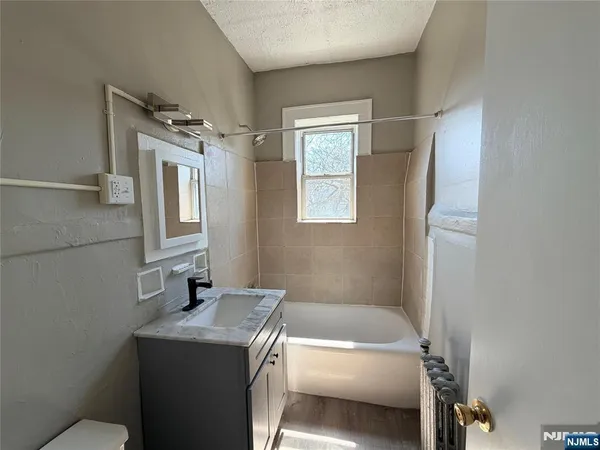 $1,400 | 16 Irving Street, Unit C6, Newark, NJ 07104