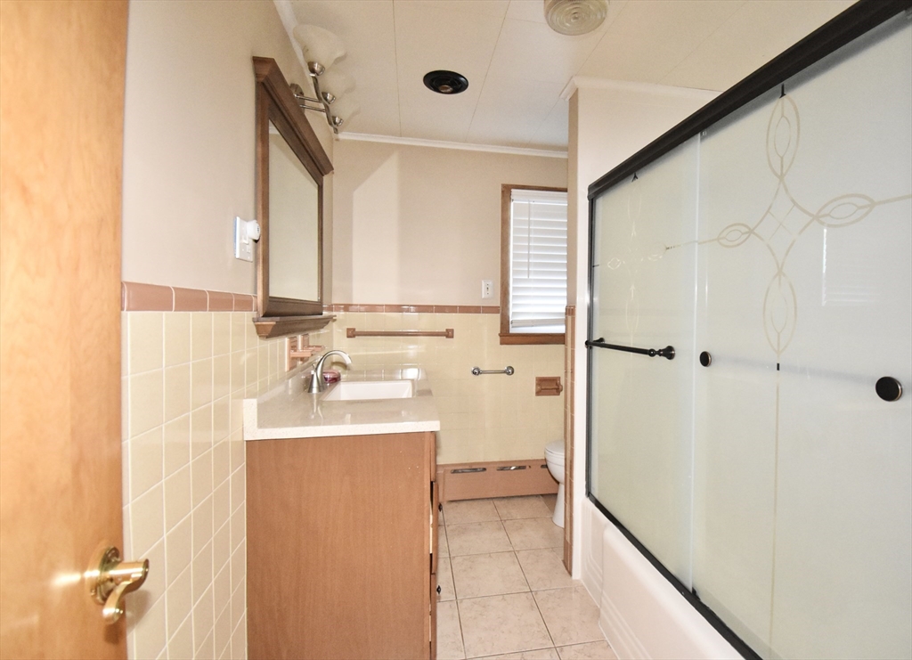 541 Grattan Street Chicopee, MA 01020 - Photo 13 of 38