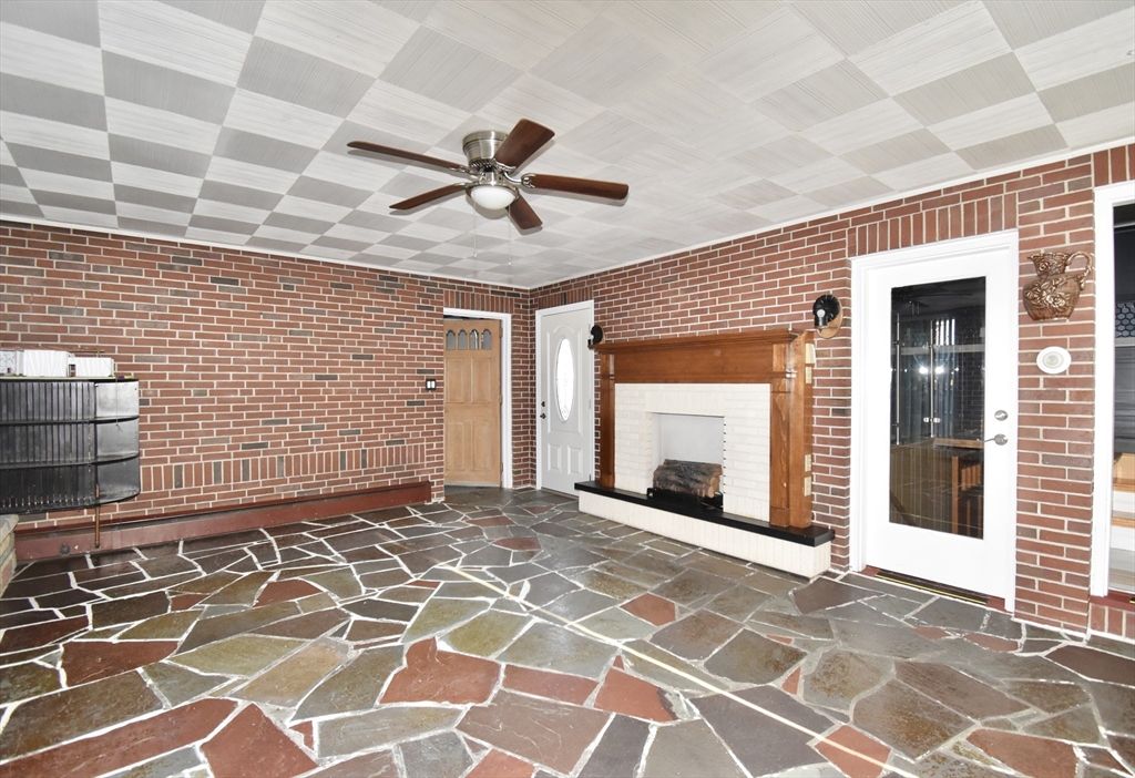 541 Grattan Street Chicopee, MA 01020 - Photo 17 of 38