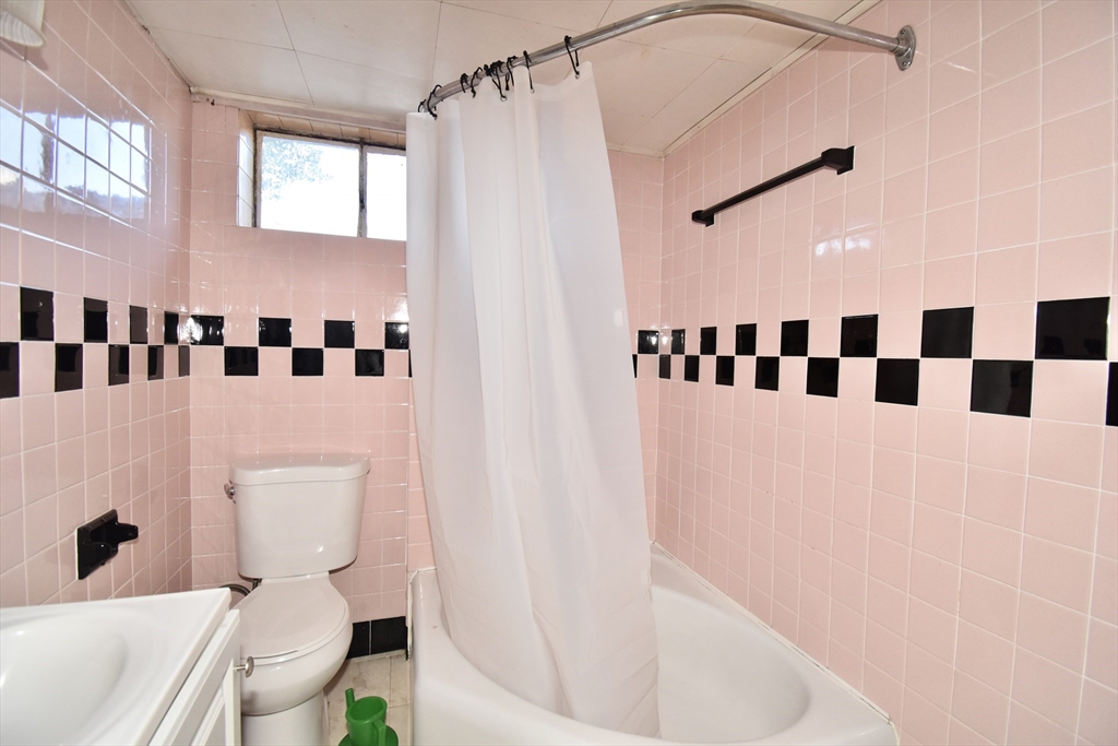 541 Grattan Street Chicopee, MA 01020 - Photo 23 of 38