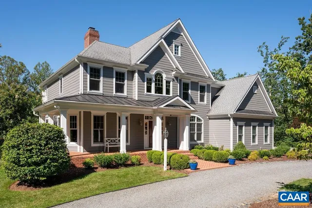 a picture of a book shelf