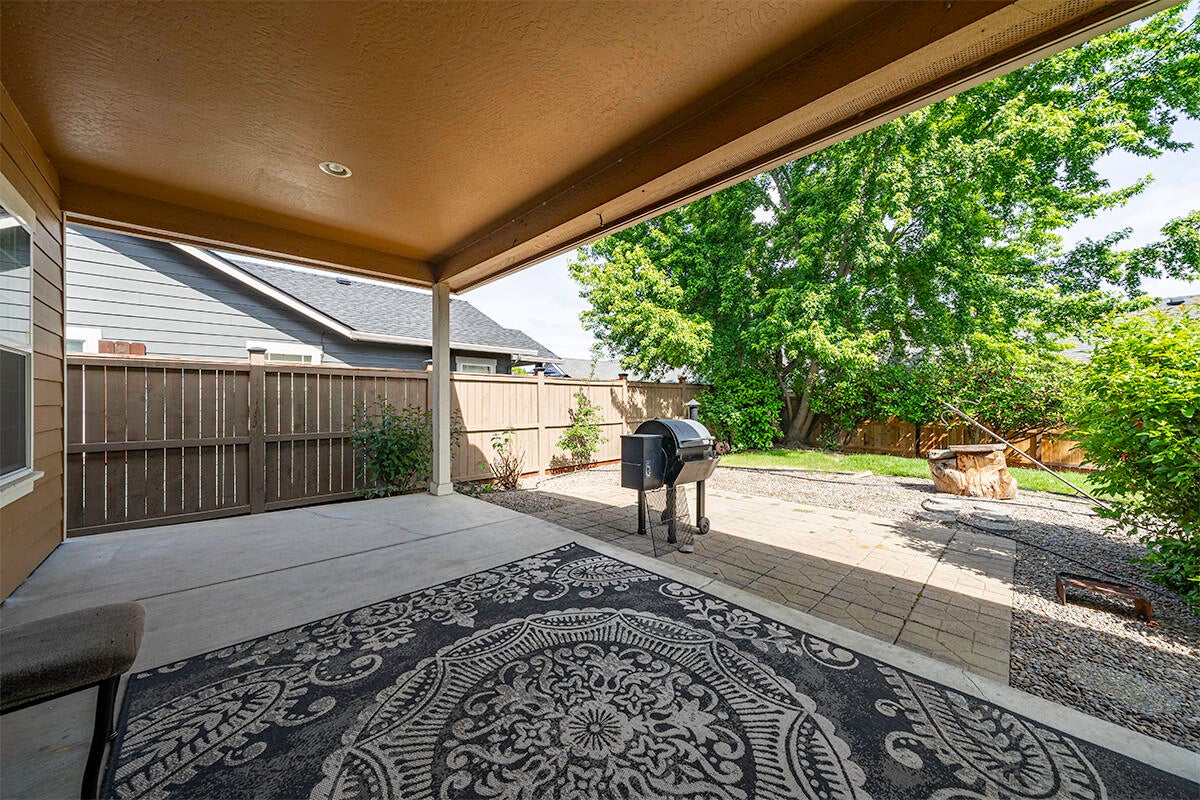 176 Echo Way Eagle Point, OR 97524 - Photo 18 of 26 DSC01299-HDR-Edit