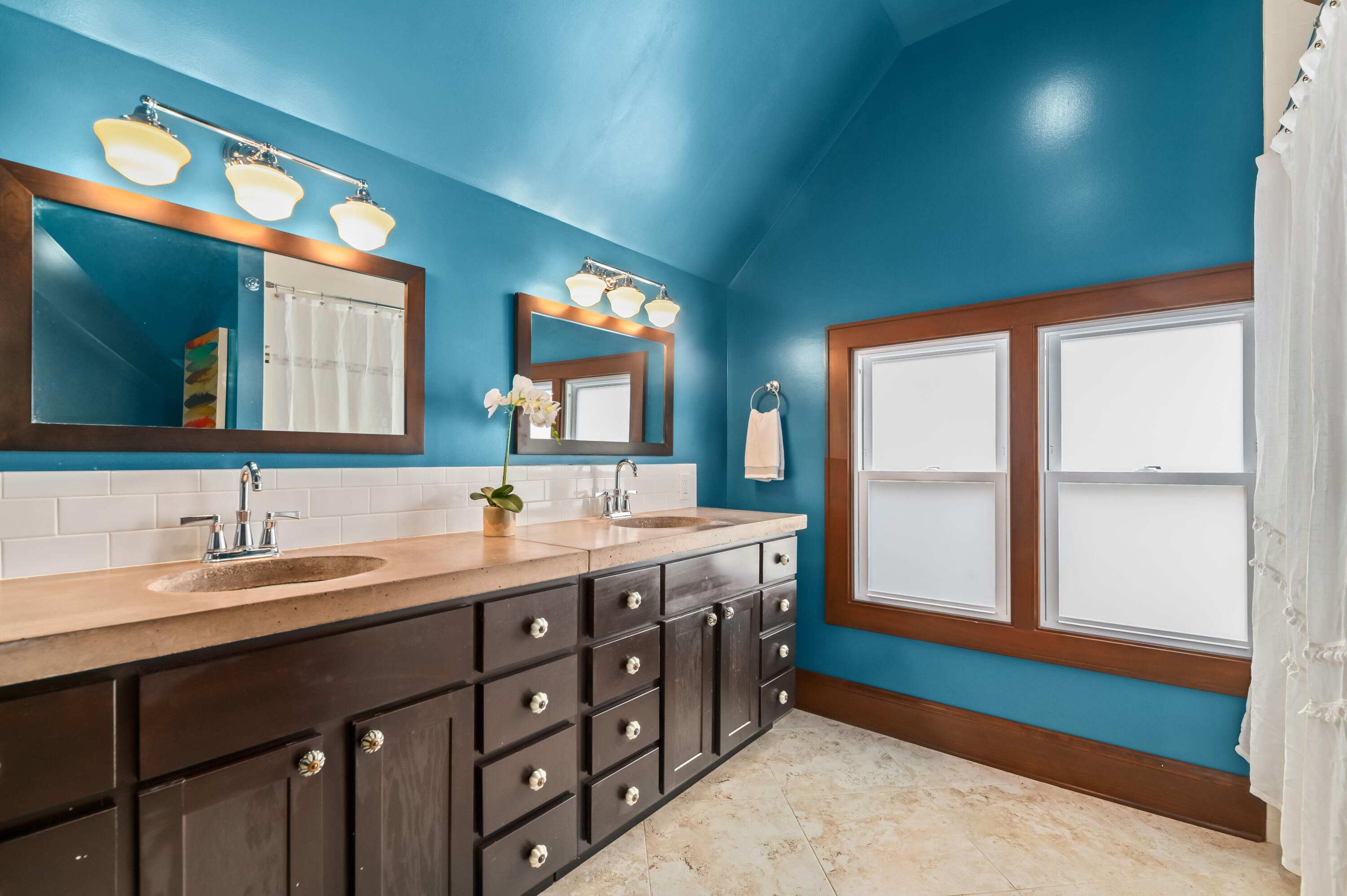 2735 South Greeley Street Milwaukee, WI 53207 - Photo 24 of 37 Primary Bathroom