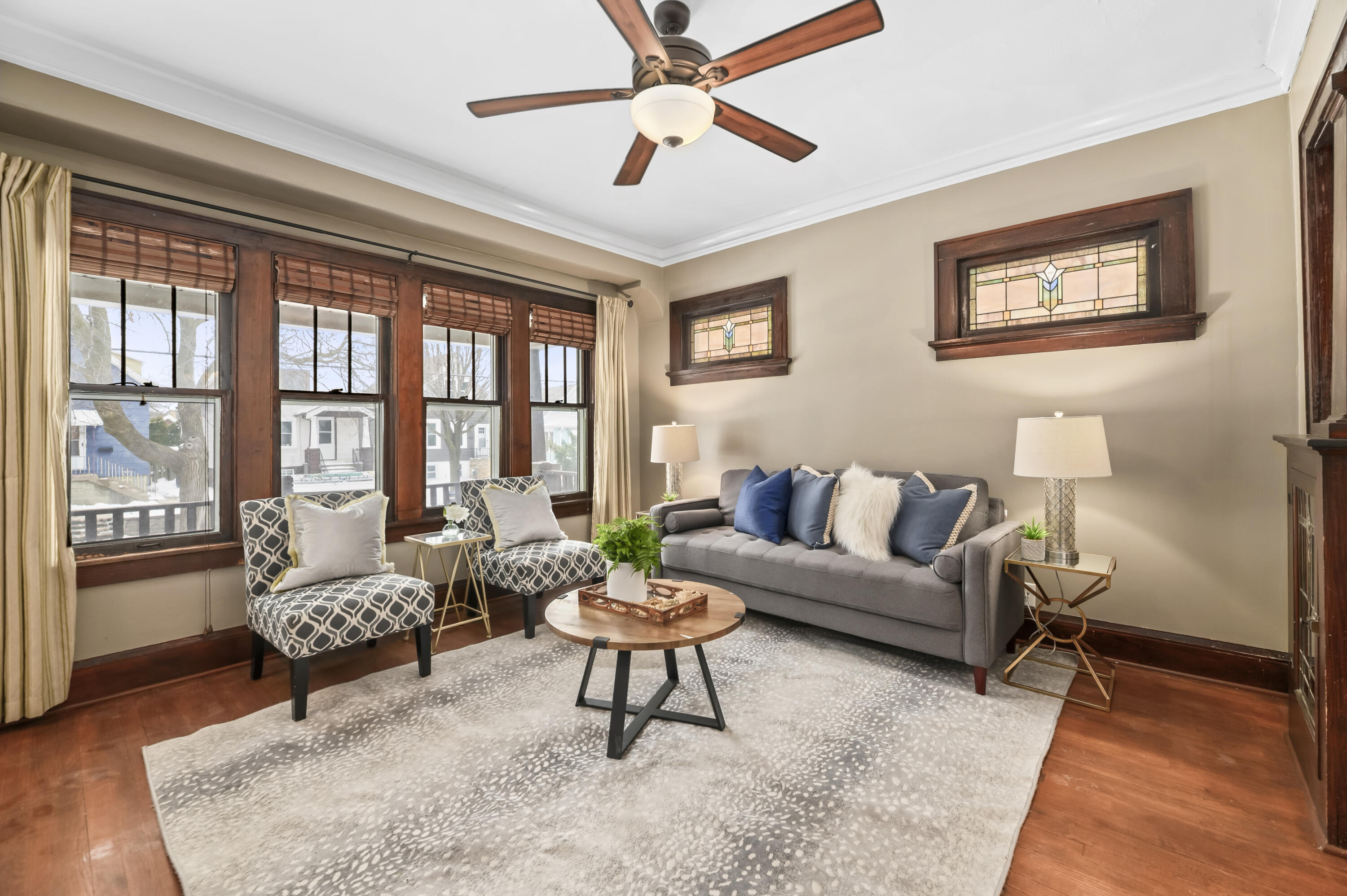 2735 South Greeley Street Milwaukee, WI 53207 - Photo 5 of 37 Living Room