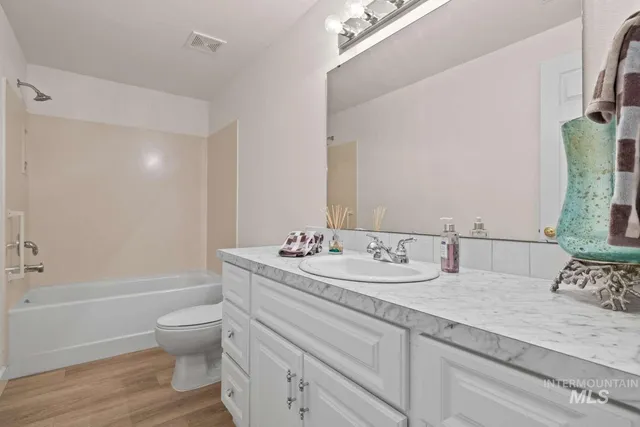 $624,999 | 725 North Eagle Road, Eagle, ID 83616