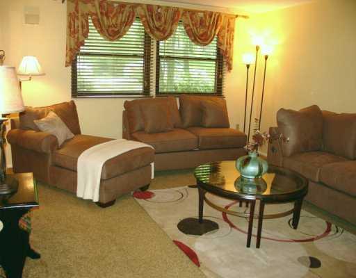 2535 Hunting Ridge Trail Bridgeville, PA 15017 - Photo 3 of 8 Living Room.