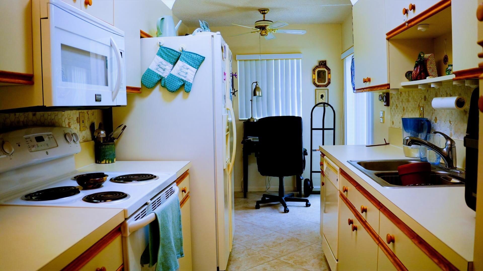 13929 Nesting Way, Unit B Delray Beach, FL 33484 - Photo 10 of 29 kitchen