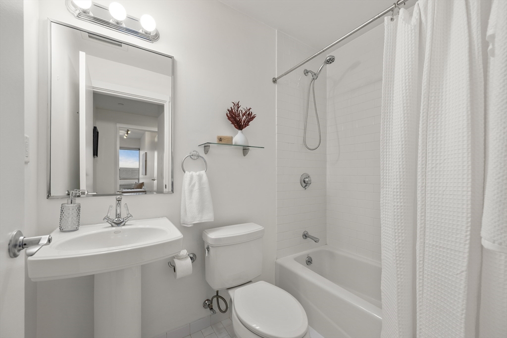 25 Channel Center Street, Unit PH2201 Boston, MA 02210 - Photo 11 of 16 Gallery Image 11