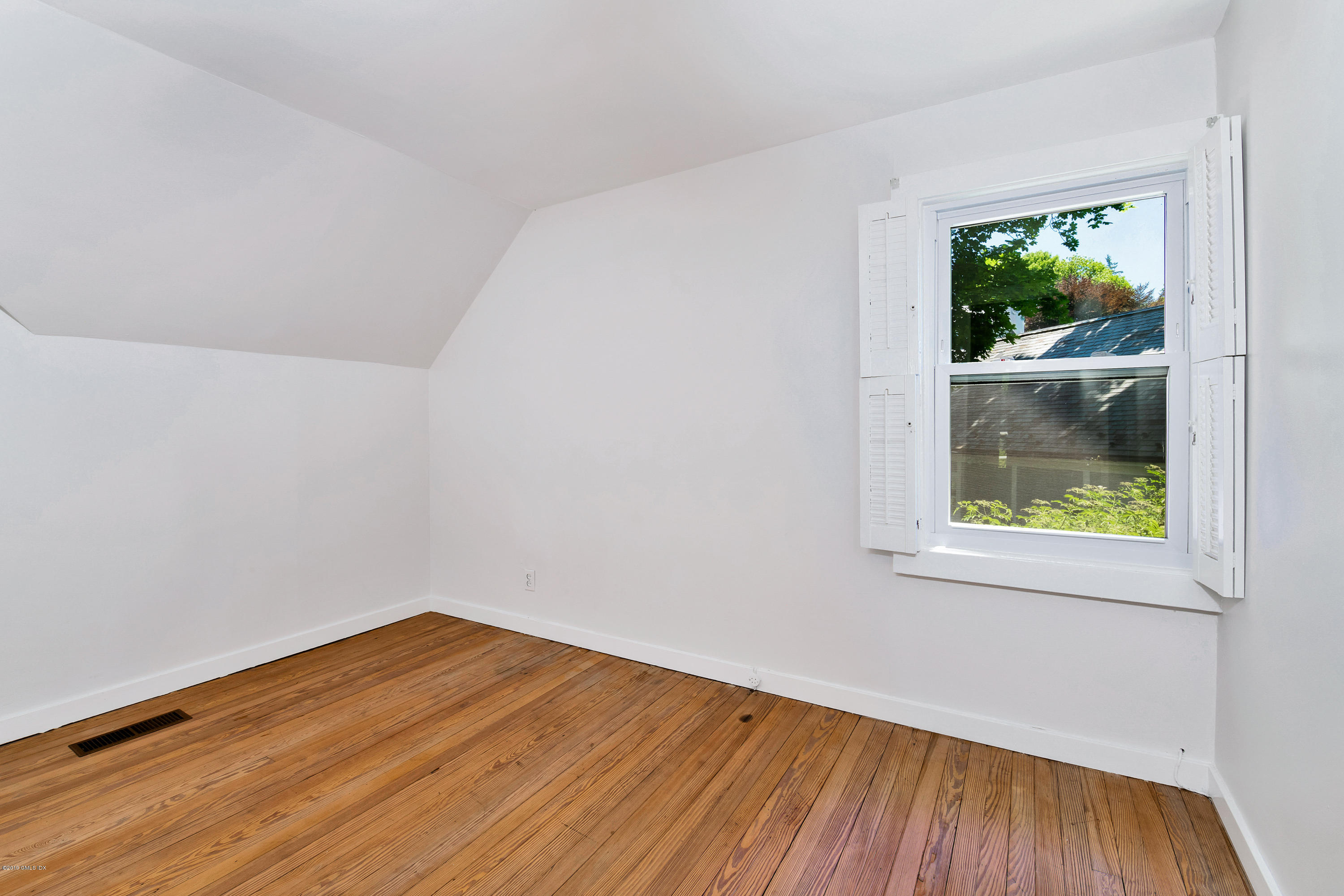 14 Brookridge Drive Greenwich, CT 06830 - Photo 11 of 15 14 Brookridge Cottage_NBB8484