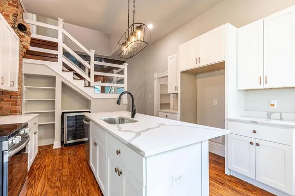 a kitchen that has a lot of cabinets in it