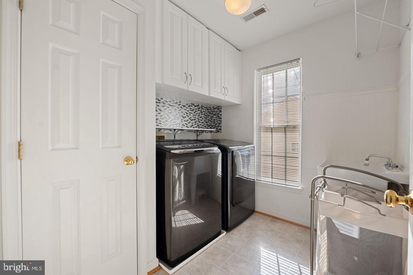 6528 Atkins Way Gainesville, VA 20155 - Photo 26 of 42 a utility room with dryer and washer