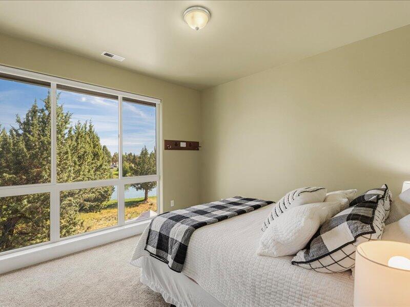 1378 Highland View Loop Redmond, OR 97756 - Photo 42 of 98 43-Bedroom